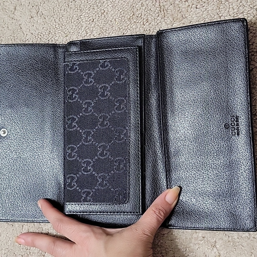 Gucci Black Wallet with Red Stripe and Silver Emblem - Picture 2 of 7